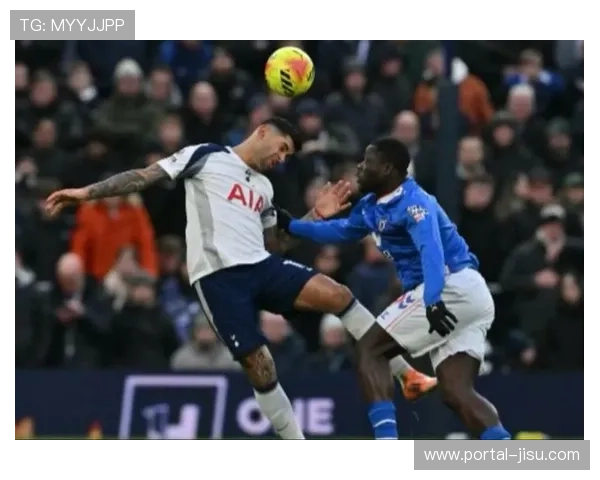 罗梅罗蹬踏染红瞬间,热刺队长低头离场背影落寞 罗梅罗蹬踏染红瞬间,热刺队长低头离场背影落寞